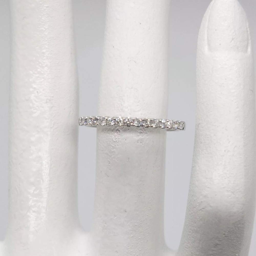 Elegant 14 Carat White Gold Diamond Ring 💎